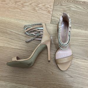 High heeled sandals with ankle chain detail. 7M